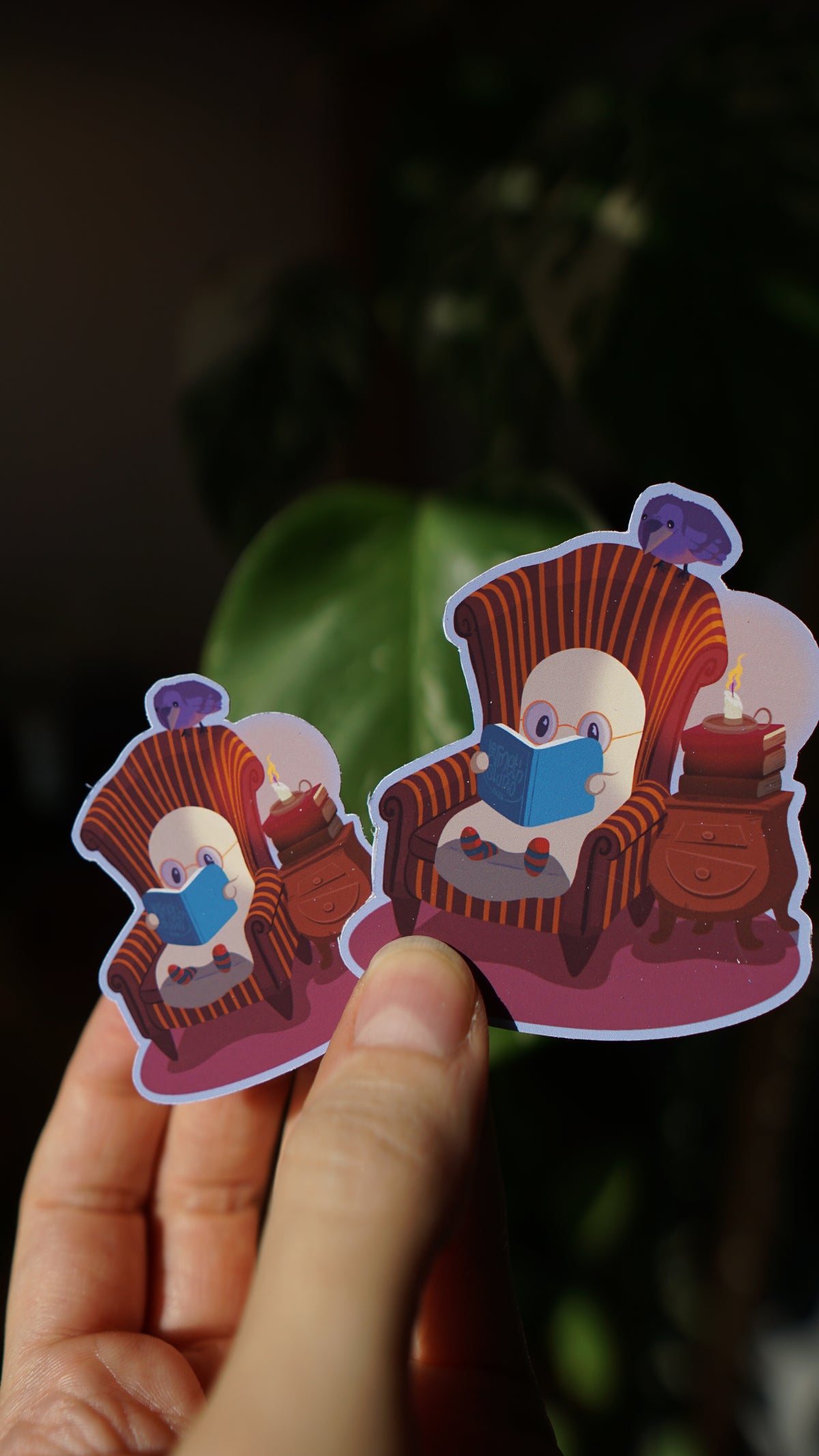 Lesegeist mit seinem Buch | Sticker